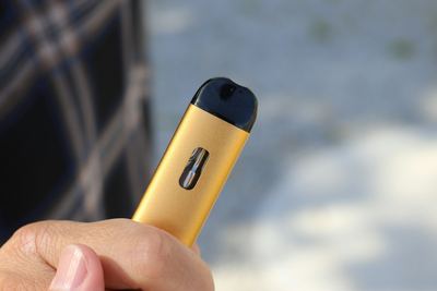 Cigarette électronique jetable type puff posée sur une surface neutre