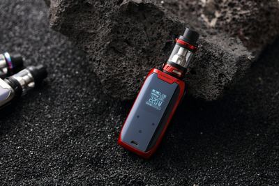 E-liquides français alignés, lumière naturelle, ambiance test produit