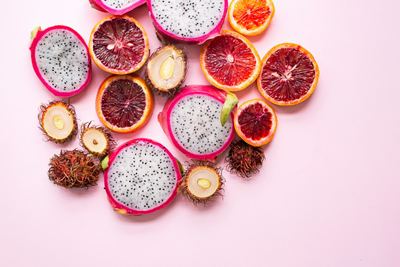 Composition de fruits exotiques colorés sur fond clair